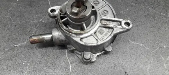 Mercedes-Benz C W204 Vacuum pump