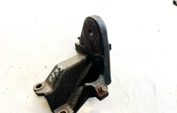 Hyundai ix 55 Engine mounting bracket