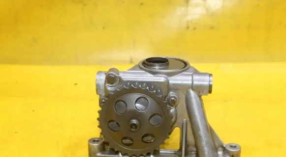 Volkswagen PASSAT B5 Oil pump 078115105
