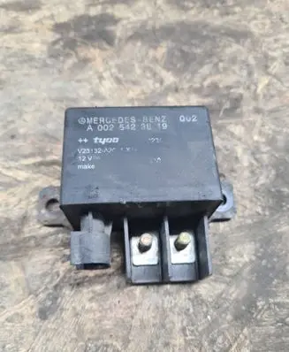 Mercedes-Benz E W211 Charging relay A0025423819