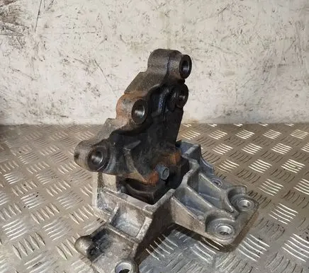 Nissan X-Trail T32 Engine mount bracket