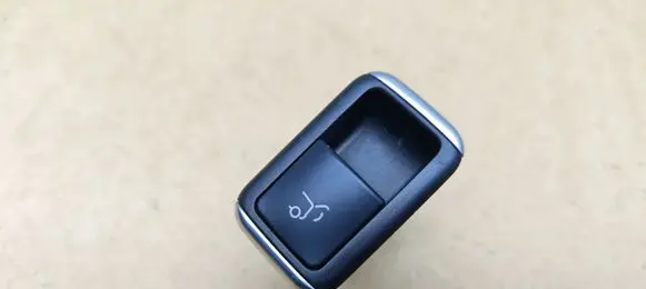 Mercedes-Benz ML W166 Tailgate opening switch A1668707610
