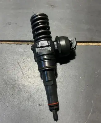 Volkswagen Golf V Fuel injector 038130073AG
