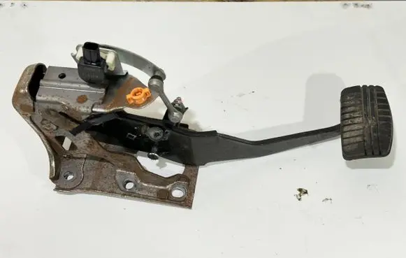 Mitsubishi Outlander Brake pedal 