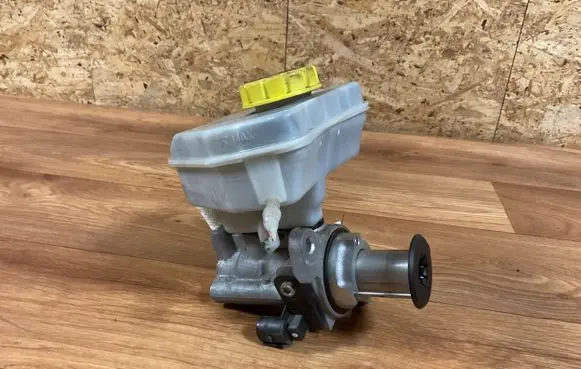 Volkswagen Touareg II Master brake cylinder 7P0611303A 32667767