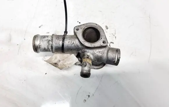 Volkswagen Golf IV Engine coolant pipe/hose 038121133a