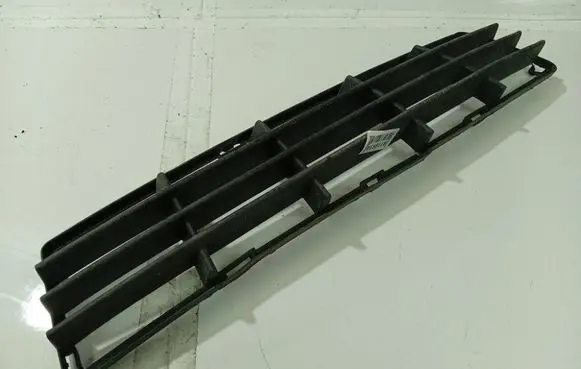 Volvo V50 Front bumper lower grill 