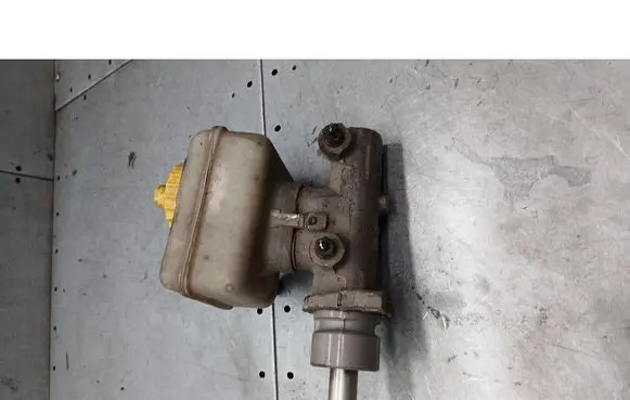 Skoda Octavia Mk1 (1U) Master brake cylinder 21027099