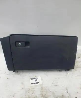 Volkswagen Touareg III Glove box 761857114