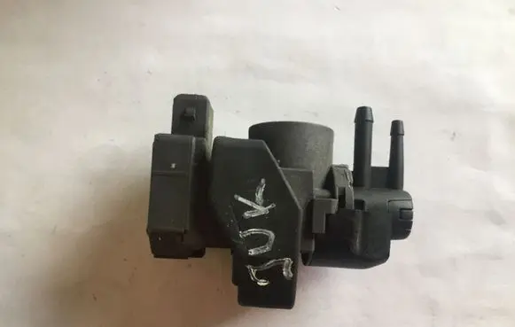 Nissan Juke I F15 Vacuum valve A0051535528