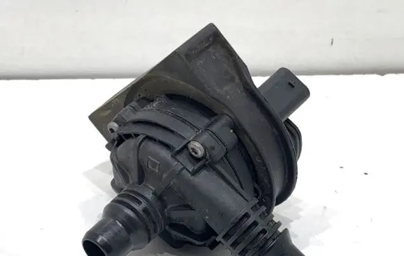 BMW 5 G30 G31 G38 Oil filter mounting bracket 9844574