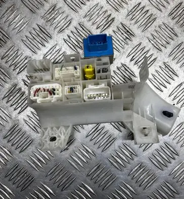 Toyota RAV 4 (XA30) Fuse box set 8198046010 0665005531