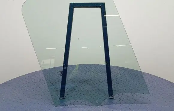 Opel Vivaro Front door window glass four-door 