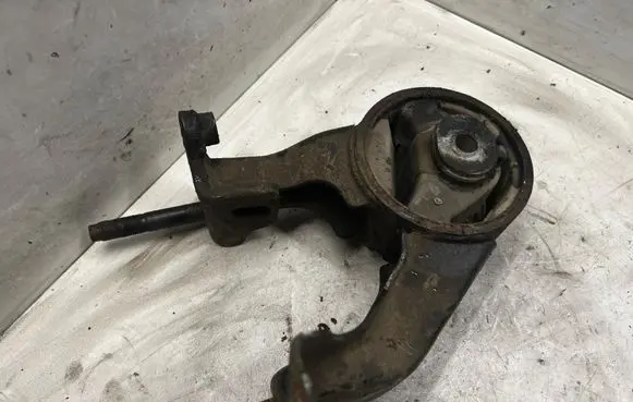 Toyota Avensis T250 Engine mount bracket 123710R010