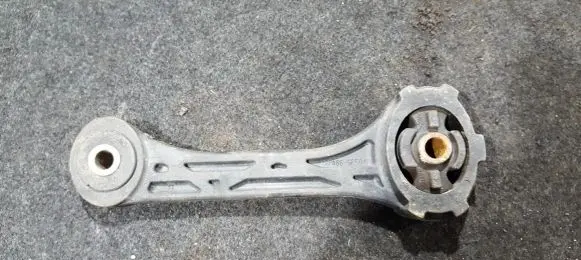 Subaru Impreza I Engine mount bracket