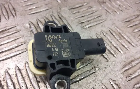 Fiat 500X Airbag deployment crash/impact sensor 51943478