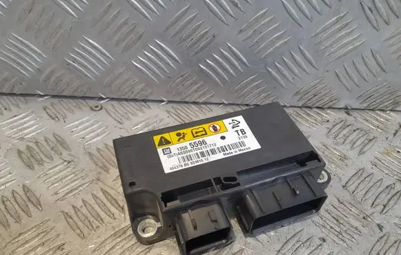 Opel Insignia A Airbag control unit/module 13505596