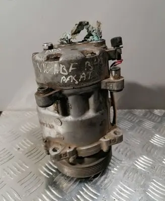 Volkswagen PASSAT B4 Air conditioning (A/C) compressor (pump) 1H0820803D