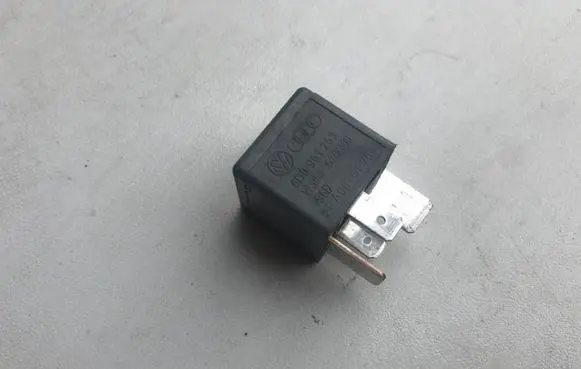 Volkswagen PASSAT B5 Other relay 8D0951253
