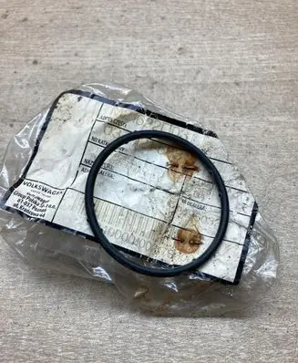Volkswagen Golf V Thermostat housing M21622D031 037121688