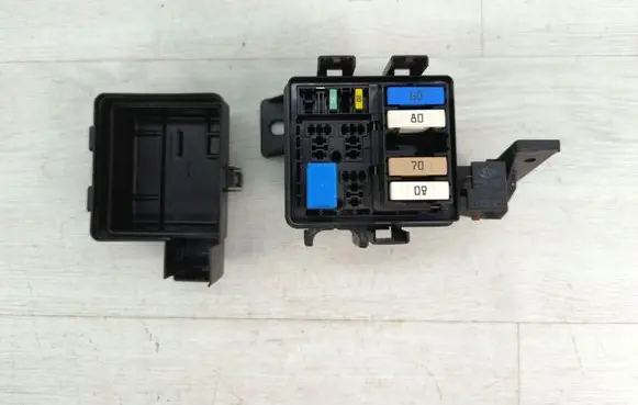 Renault Megane III Battery relay fuse 243510001R