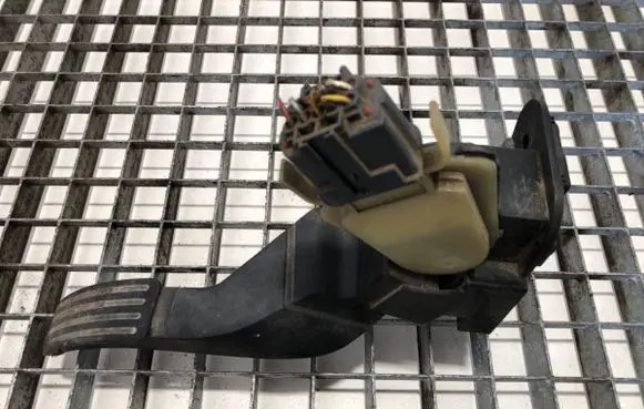 Accelerator throttle pedal