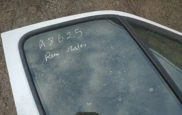 Renault Master II Front door window glass four-door