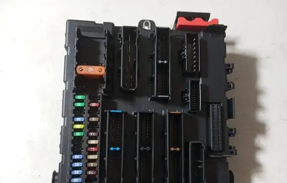 Opel Zafira B Fuse box set 13205777