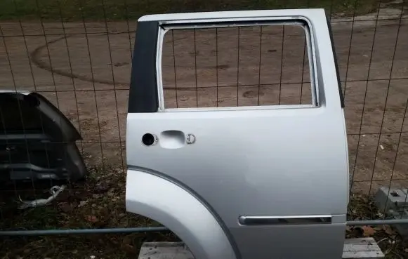 Dodge Nitro Rear door