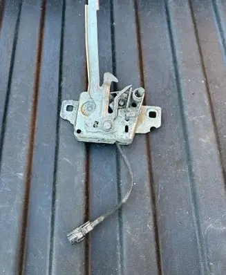 Engine bonnet/hood lock/catch