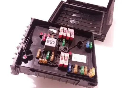 Volkswagen Golf V Fuse module 1K0937125