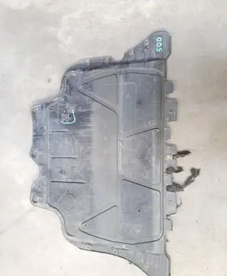 Volkswagen PASSAT B8 Engine splash shield/under tray 5Q0825236