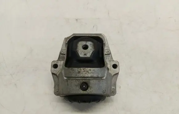 Engine mount vacuum valve