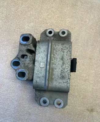 Volkswagen Tiguan Engine mount bracket 5N0199555
