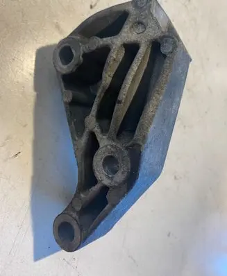 Opel Vivaro Power steering pump mounting bracket 