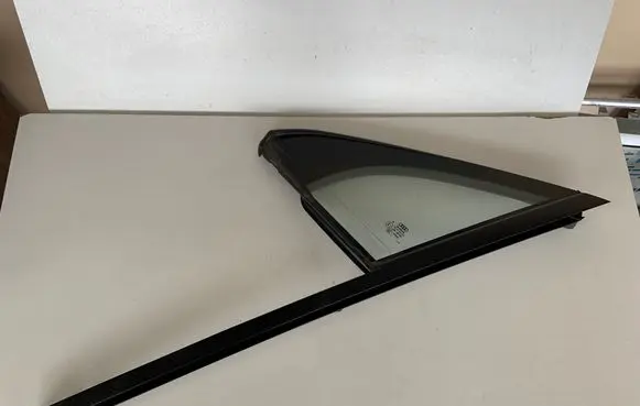 Audi Q7 4M Front door vent window glass four-door 4M0845113A 4M0845113
