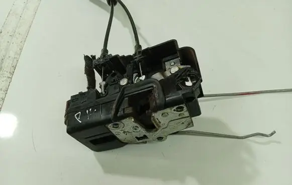 Chevrolet Captiva Front door lock 