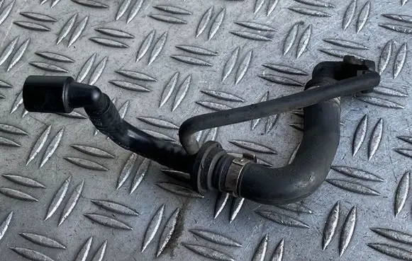 Volkswagen PASSAT B6 Breather hose/pipe 1K0611813