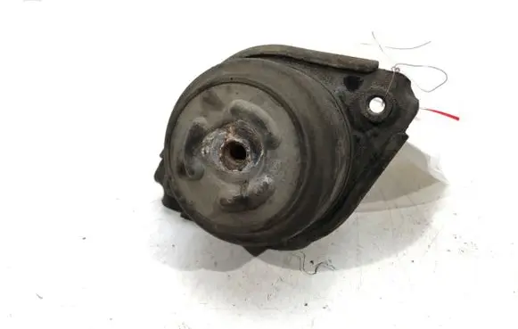 Engine mount vacuum valve