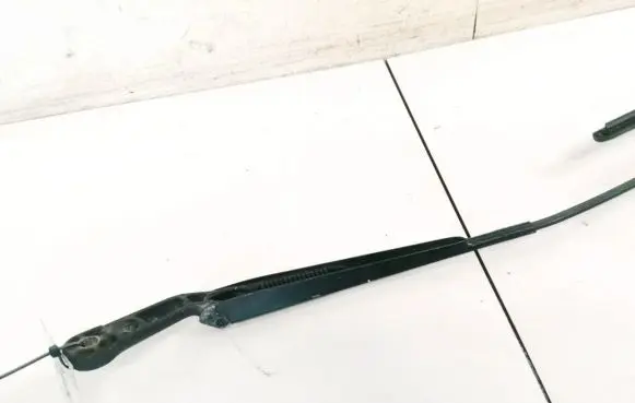 Skoda Octavia Mk1 (1U) Front wiper blade arm 1J1955410A