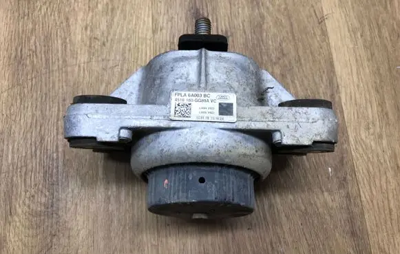 Engine mount bracket