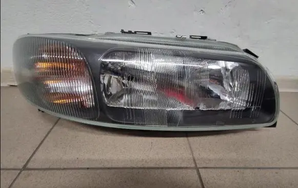 Volvo V70 Headlight/headlamp 8693568