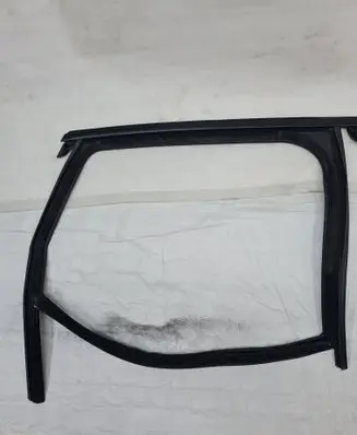 Porsche Macan (95B) Rubber seal rear door window/glass 
