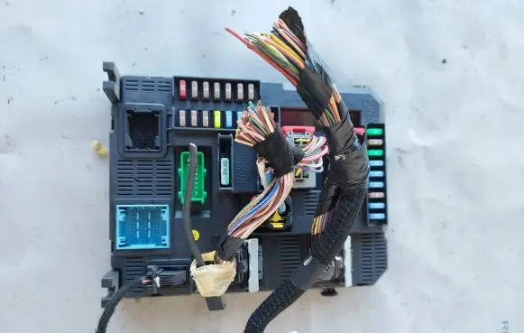 Peugeot 208 Fuse module 980753208000