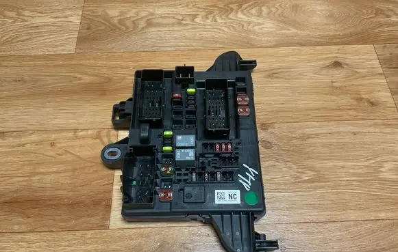Opel Insignia A Fuse module 13277319 07304700711