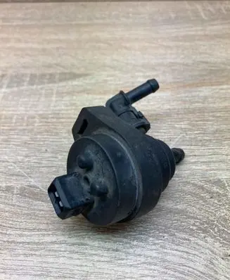 BMW 5 E39 Breather valve 1748875 02592030