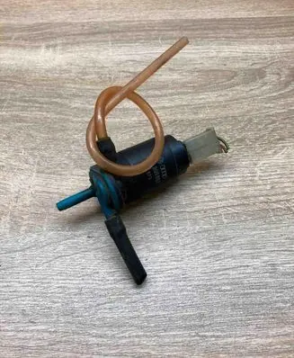 Volkswagen Touareg I Windscreen/windshield washer pump 333955651