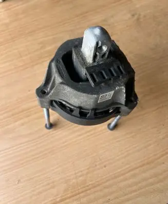 BMW 5 G30 G31 G38 Engine mount bracket 6860492
