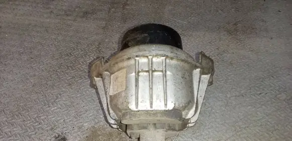 BMW 1 E81 E87 Engine mount bracket 13981112