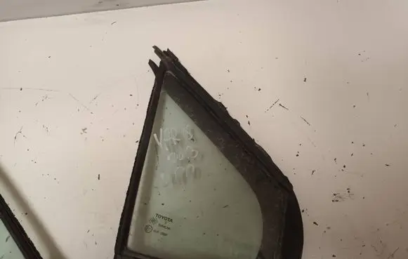 Toyota Yaris Front door vent window glass four-door e1743r00097